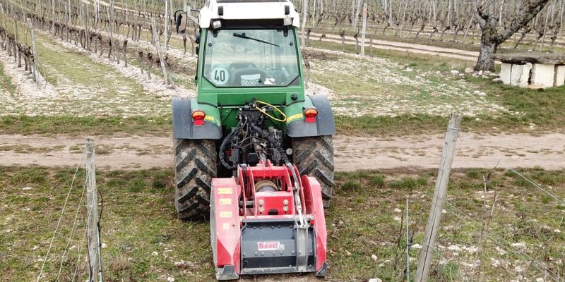 Photo d'un broyeur de sarments et pierres pour la vigne.