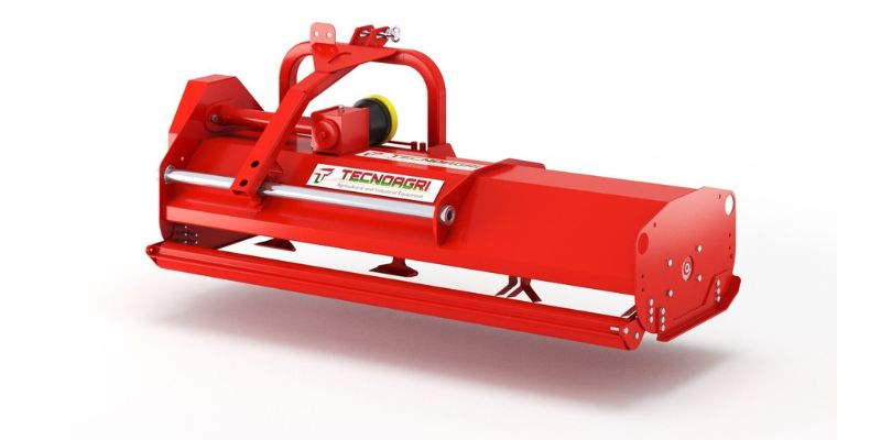 Broyeur hydraulique Tecnoagri, matériel cour de ferme.