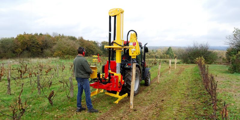 Matériels d’entretien et environnement, enfonce-pieu à percussions dans un champ de vigne.
