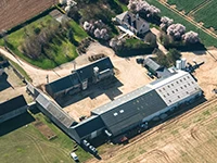 Photo aérienne d'une cour de ferme.